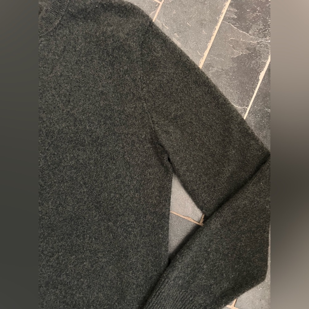 Banana Republic dark gray cashmere pullover crewneck sweater size medium - Picture 4 of 5